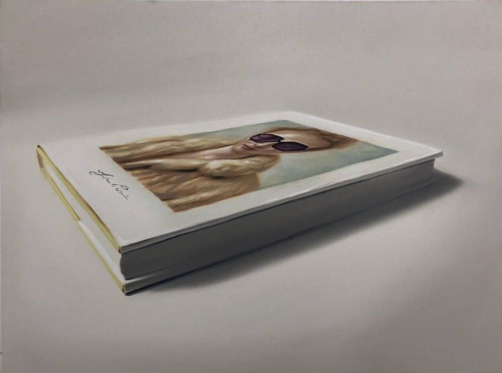 罗伯特·罗素（美国）的作品带有强烈的“概念写实主义”（Conceptual Realism）气质，一方面画工精细、写实风格明显，另一方面他用作品表达记忆、身份、欲望与真实性等主题。他经常以看似平凡或温馨的日常物品、瓷器、茶杯、装饰品等为题，借助这些具有象征性的对象引出历史、情感与文化的深层意涵。