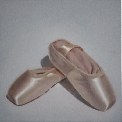 罗伯特·罗素（美国）的作品带有强烈的“概念写实主义”（Conceptual Realism）气质，一方面画工精细、写实风格明显，另一方面他用作品表达记忆、身份、欲望与真实性等主题。他经常以看似平凡或温馨的日常物品、瓷器…