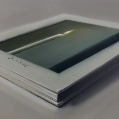 罗伯特·罗素（美国）的作品带有强烈的“概念写实主义”（Conceptual Realism）气质，一方面画工精细、写实风格明显，另一方面他用作品表达记忆、身份、欲望与真实性等主题。他经常以看似平凡或温馨的日常物品、瓷器…