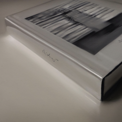 罗伯特·罗素（美国）的作品带有强烈的“概念写实主义”（Conceptual Realism）气质，一方面画工精细、写实风格明显，另一方面他用作品表达记忆、身份、欲望与真实性等主题。他经常以看似平凡或温馨的日常物品、瓷器…