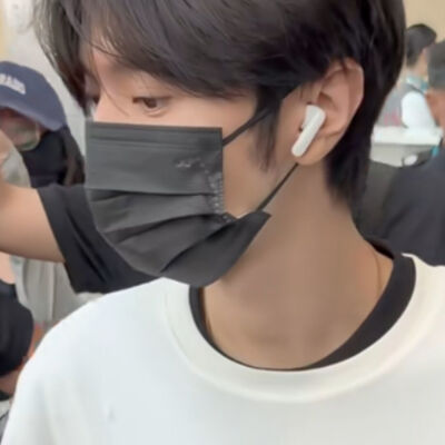 依旧口罩男出街