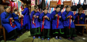 福建闽北区大坪村念弥陀会服饰，妇女着交领长袄