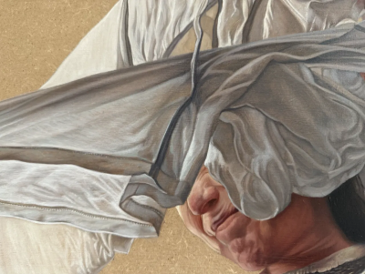 卡琳·内延胡伊斯是一位荷兰当代具象画家，以充满情绪张力与绘画质感的人物绘画而受到关注。她的创作建立在写实基础之上，同时强调笔触、材料与图像之间的关系，使作品在再现与表现之间形成鲜明张力。