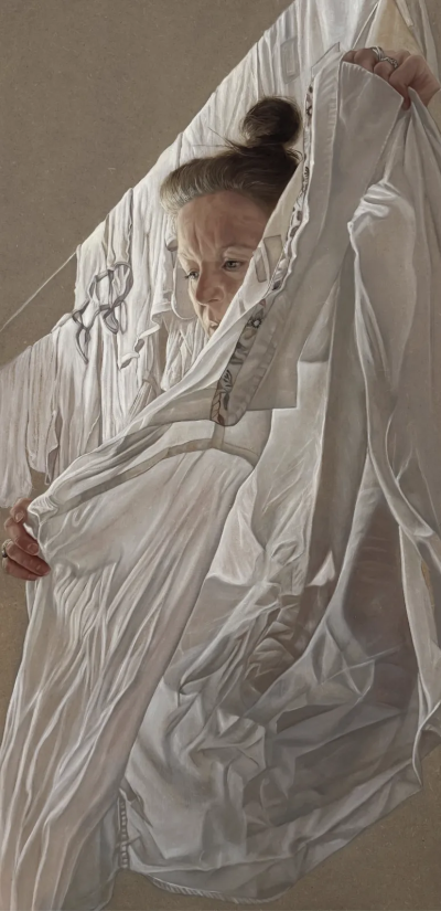 卡琳·内延胡伊斯是一位荷兰当代具象画家，以充满情绪张力与绘画质感的人物绘画而受到关注。她的创作建立在写实基础之上，同时强调笔触、材料与图像之间的关系，使作品在再现与表现之间形成鲜明张力。