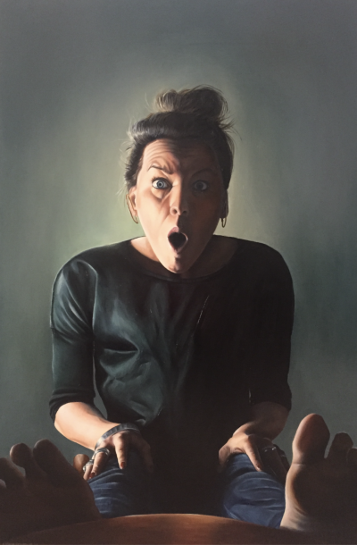 卡琳·内延胡伊斯是一位荷兰当代具象画家，以充满情绪张力与绘画质感的人物绘画而受到关注。她的创作建立在写实基础之上，同时强调笔触、材料与图像之间的关系，使作品在再现与表现之间形成鲜明张力。