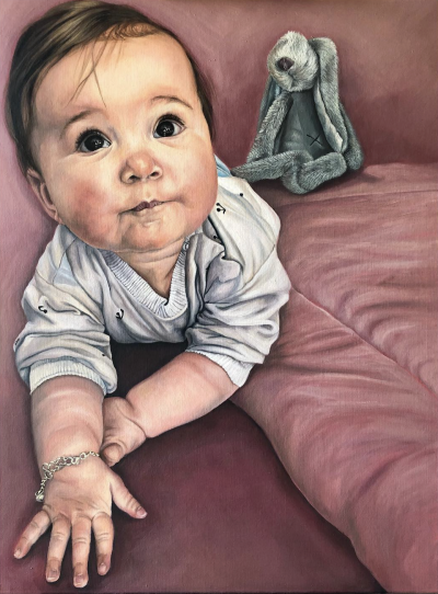 卡琳·内延胡伊斯是一位荷兰当代具象画家，以充满情绪张力与绘画质感的人物绘画而受到关注。她的创作建立在写实基础之上，同时强调笔触、材料与图像之间的关系，使作品在再现与表现之间形成鲜明张力。