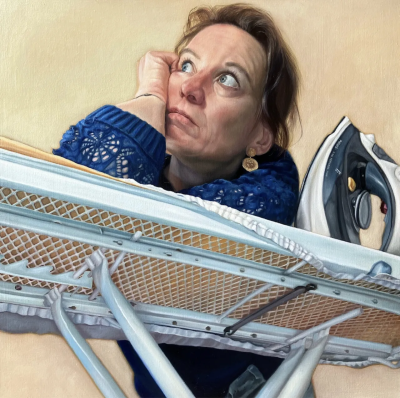 卡琳·内延胡伊斯是一位荷兰当代具象画家，以充满情绪张力与绘画质感的人物绘画而受到关注。她的创作建立在写实基础之上，同时强调笔触、材料与图像之间的关系，使作品在再现与表现之间形成鲜明张力。