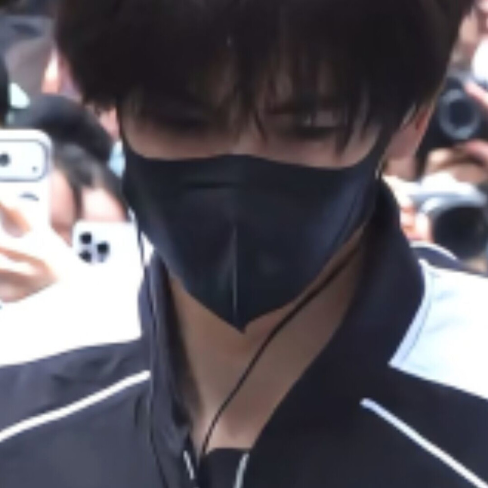 没人觉得这个口罩像止咬器吗