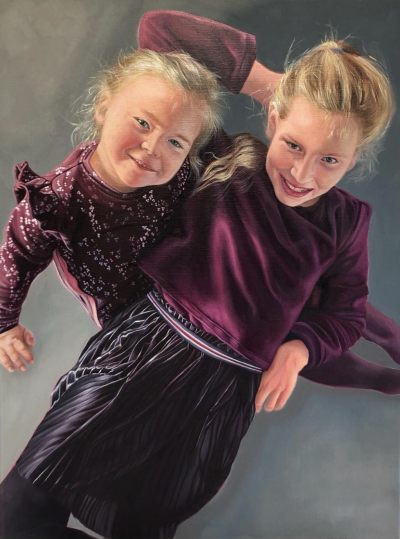 卡琳·内延胡伊斯是一位荷兰当代具象画家，以充满情绪张力与绘画质感的人物绘画而受到关注。她的创作建立在写实基础之上，同时强调笔触、材料与图像之间的关系，使作品在再现与表现之间形成鲜明张力。