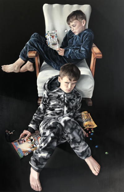 卡琳·内延胡伊斯是一位荷兰当代具象画家，以充满情绪张力与绘画质感的人物绘画而受到关注。她的创作建立在写实基础之上，同时强调笔触、材料与图像之间的关系，使作品在再现与表现之间形成鲜明张力。