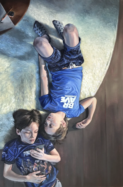 卡琳·内延胡伊斯是一位荷兰当代具象画家，以充满情绪张力与绘画质感的人物绘画而受到关注。她的创作建立在写实基础之上，同时强调笔触、材料与图像之间的关系，使作品在再现与表现之间形成鲜明张力。