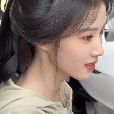 她总是歪着脑袋问我