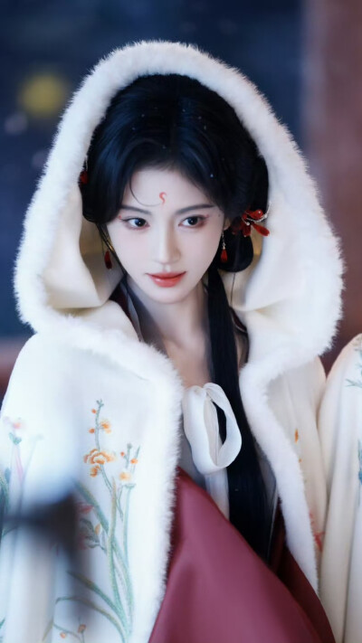 鞠婧祎《月鳞绮纪》露芜衣