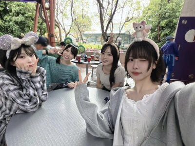 去香港迪士尼玩的四位