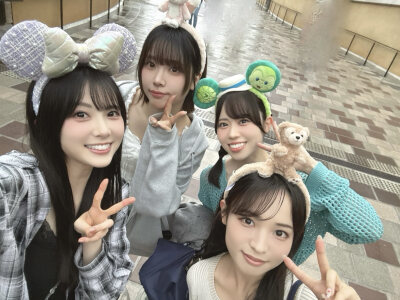 去香港迪士尼玩的四位