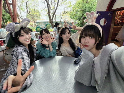 去香港迪士尼玩的四位