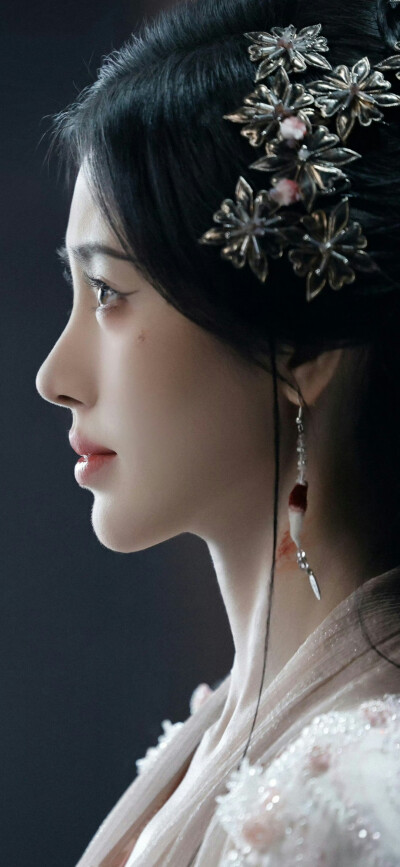 鞠婧祎《月鳞绮纪》露芜衣