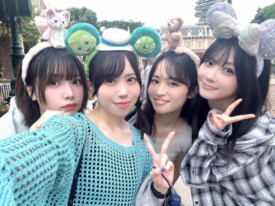 去香港迪士尼玩的四位