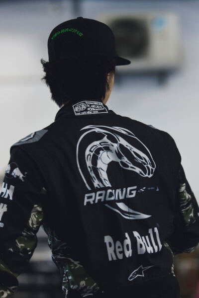 YIBO-OFFICIAL：
#85RACING#
「赛前试车 DAY 1」
积累经验，手感渐显，继续打磨。
首日公开练习结束，明日再练！@王一博·YIBO ​​​