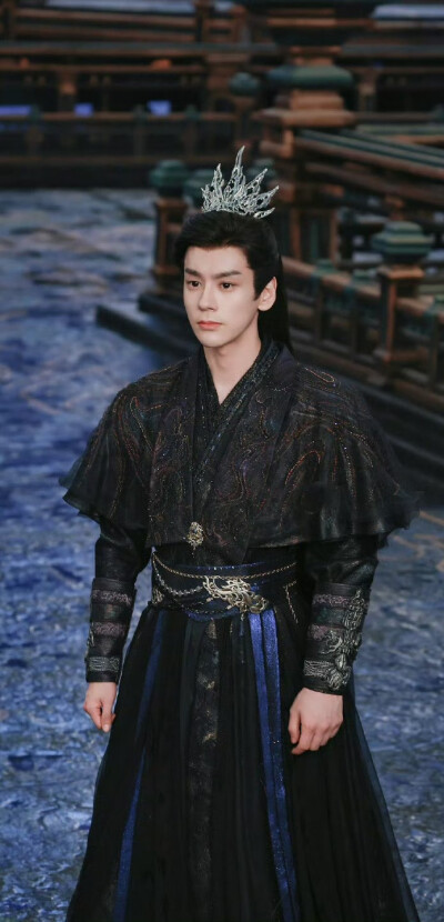 魏哲鸣《白日提灯》晏柯