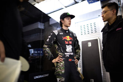 YIBO-OFFICIAL：
#85RACING#
「赛前试车 DAY 1」
积累经验，手感渐显，继续打磨。
首日公开练习结束，明日再练！@王一博·YIBO ​​​