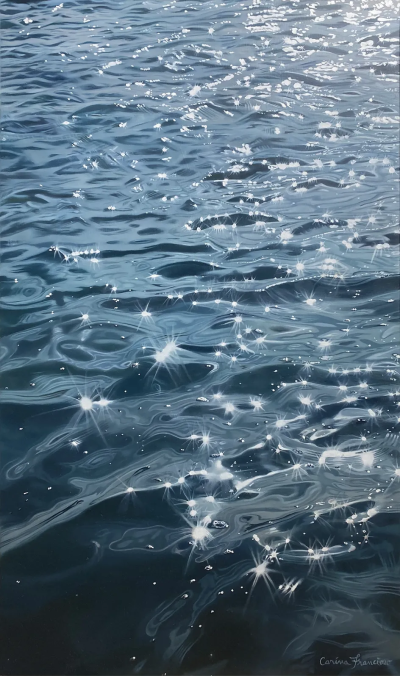 卡琳娜·弗朗西奥索是一位活跃于当代具象绘画领域的艺术家，以融合写实基础与柔和表现语言的人物绘画而受到关注。她的创作关注人物的情绪状态与内在感受，在结构与氛围之间建立细腻平衡。