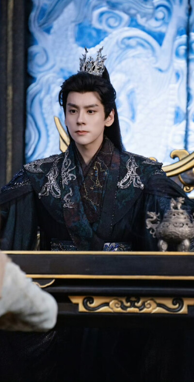 魏哲鸣《白日提灯》晏柯