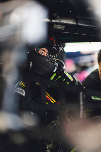 YIBO-OFFICIAL：
#85RACING#
「赛前试车 DAY 1」
积累经验，手感渐显，继续打磨。
首日公开练习结束，明日再练！@王一博·YIBO ​​​