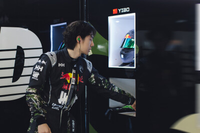 YIBO-OFFICIAL：
#85RACING#
「赛前试车 DAY 1」
积累经验，手感渐显，继续打磨。
首日公开练习结束，明日再练！@王一博·YIBO ​​​