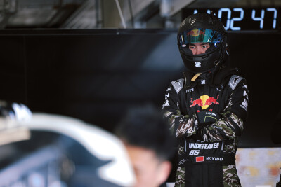 YIBO-OFFICIAL：
#85RACING# 
「赛前试车 DAY 2」
疾驰入弯，沉着应对，
耳畔风啸，独守内心平静。
今日份公开练习结束，好好休息！@王一博·YIBO ​​​