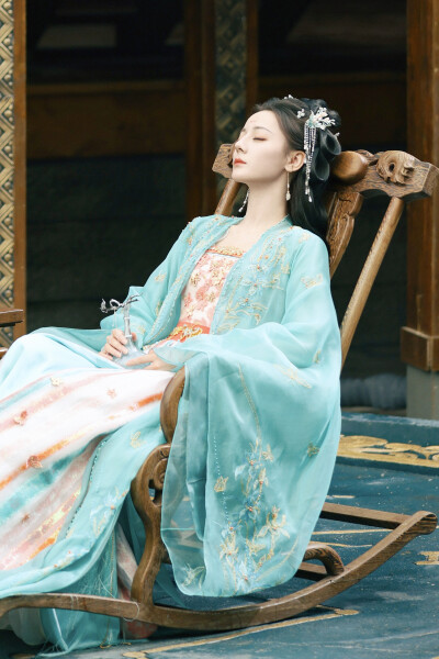 白日提灯 迪丽热巴∣贺思慕