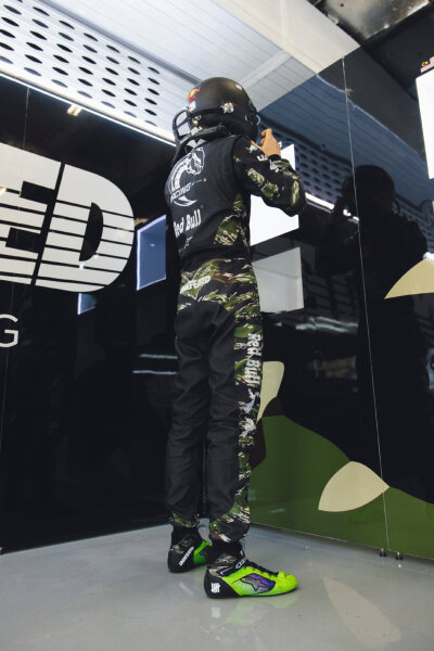 YIBO-OFFICIAL：
#85RACING#
「赛前试车 DAY 1」
积累经验，手感渐显，继续打磨。
首日公开练习结束，明日再练！@王一博·YIBO ​​​