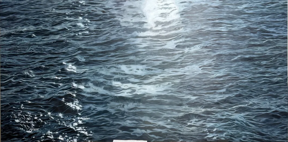 卡琳娜·弗朗西奥索是一位活跃于当代具象绘画领域的艺术家，以融合写实基础与柔和表现语言的人物绘画而受到关注。她的创作关注人物的情绪状态与内在感受，在结构与氛围之间建立细腻平衡。