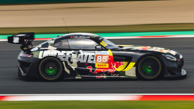 YIBO-OFFICIAL：
#85RACING# 
「赛前试车 DAY 2」
疾驰入弯，沉着应对，
耳畔风啸，独守内心平静。
今日份公开练习结束，好好休息！@王一博·YIBO ​​​