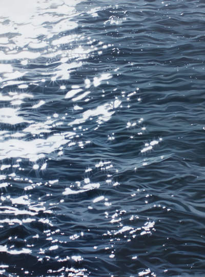 卡琳娜·弗朗西奥索是一位活跃于当代具象绘画领域的艺术家，以融合写实基础与柔和表现语言的人物绘画而受到关注。她的创作关注人物的情绪状态与内在感受，在结构与氛围之间建立细腻平衡。