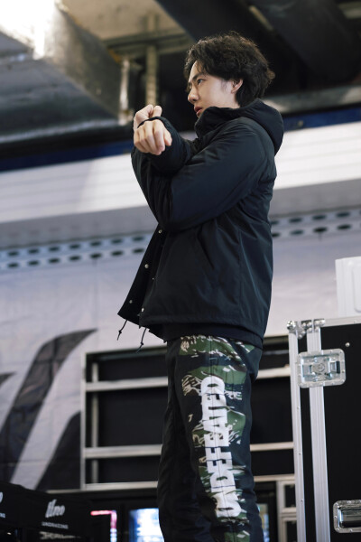 YIBO-OFFICIAL：
#85RACING# 
「赛前试车 DAY 2」
疾驰入弯，沉着应对，
耳畔风啸，独守内心平静。
今日份公开练习结束，好好休息！@王一博·YIBO ​​​