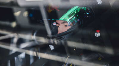 YIBO-OFFICIAL：
#85RACING#
「赛前试车 DAY 1」
积累经验，手感渐显，继续打磨。
首日公开练习结束，明日再练！@王一博·YIBO ​​​