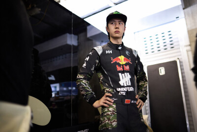 YIBO-OFFICIAL：
#85RACING#
「赛前试车 DAY 2」
一组P房随拍已送达！
85号，即刻出发！@王一博·YIBO ​​​
#王一博赛前试车一练一得# ​​​