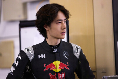 YIBO-OFFICIAL：
#85RACING#
「赛前试车 DAY 2」
一组P房随拍已送达！
85号，即刻出发！@王一博·YIBO ​​​
#王一博赛前试车一练一得# ​​​