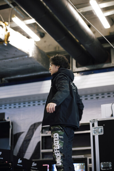 YIBO-OFFICIAL：
#85RACING# 
「赛前试车 DAY 2」
疾驰入弯，沉着应对，
耳畔风啸，独守内心平静。
今日份公开练习结束，好好休息！@王一博·YIBO ​​​