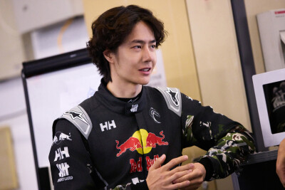 YIBO-OFFICIAL：
#85RACING#
「赛前试车 DAY 2」
一组P房随拍已送达！
85号，即刻出发！@王一博·YIBO ​​​
#王一博赛前试车一练一得# ​​​