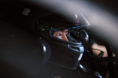 YIBO-OFFICIAL：
#85RACING# 
「赛前试车 DAY 2」
疾驰入弯，沉着应对，
耳畔风啸，独守内心平静。
今日份公开练习结束，好好休息！@王一博·YIBO ​​​