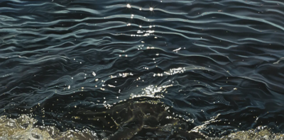 卡琳娜·弗朗西奥索是一位活跃于当代具象绘画领域的艺术家，以融合写实基础与柔和表现语言的人物绘画而受到关注。她的创作关注人物的情绪状态与内在感受，在结构与氛围之间建立细腻平衡。