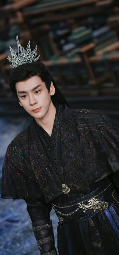 魏哲鸣《白日提灯》晏柯