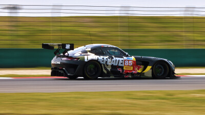 YIBO-OFFICIAL：
#85RACING# 
「赛前试车 DAY 2」
疾驰入弯，沉着应对，
耳畔风啸，独守内心平静。
今日份公开练习结束，好好休息！@王一博·YIBO ​​​