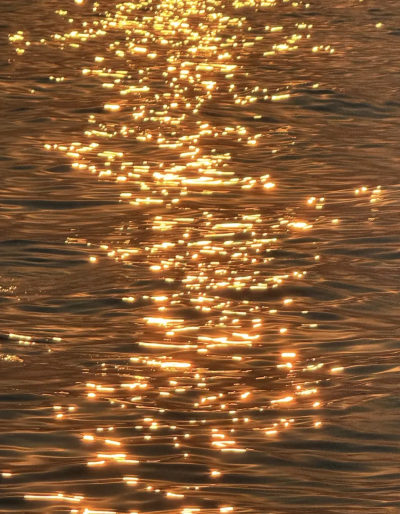 卡琳娜·弗朗西奥索是一位活跃于当代具象绘画领域的艺术家，以融合写实基础与柔和表现语言的人物绘画而受到关注。她的创作关注人物的情绪状态与内在感受，在结构与氛围之间建立细腻平衡。