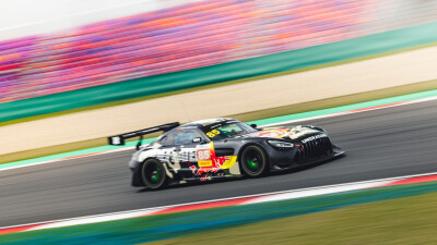 YIBO-OFFICIAL：
#85RACING# 
「赛前试车 DAY 2」
疾驰入弯，沉着应对，
耳畔风啸，独守内心平静。
今日份公开练习结束，好好休息！@王一博·YIBO ​​​