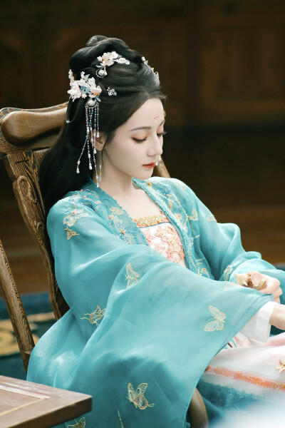 白日提灯 迪丽热巴∣贺思慕