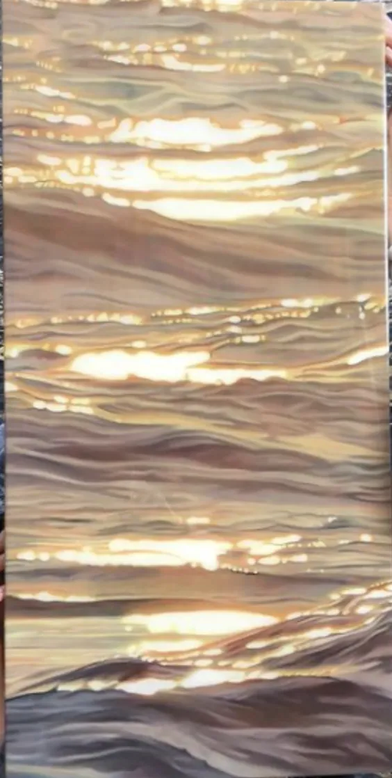 卡琳娜·弗朗西奥索是一位活跃于当代具象绘画领域的艺术家，以融合写实基础与柔和表现语言的人物绘画而受到关注。她的创作关注人物的情绪状态与内在感受，在结构与氛围之间建立细腻平衡。