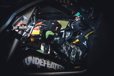 YIBO-OFFICIAL：
#85RACING#
「赛前试车 DAY 1」
积累经验，手感渐显，继续打磨。
首日公开练习结束，明日再练！@王一博·YIBO ​​​